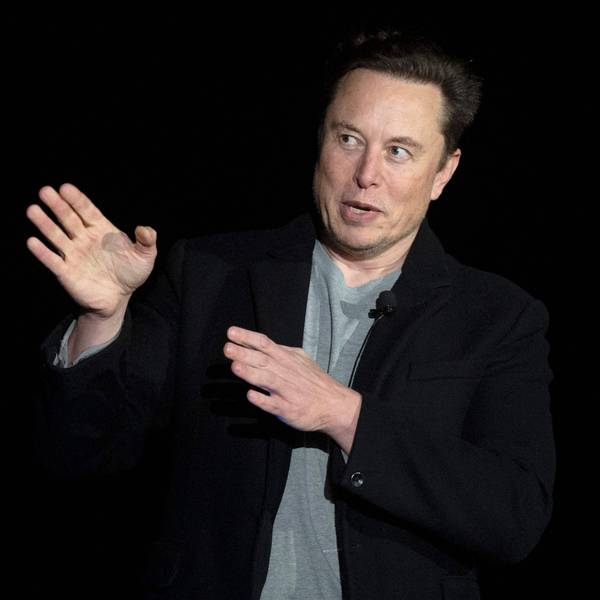Elon Musk spricht während einer Pressekonferenz. Er gestikuliert dabei.