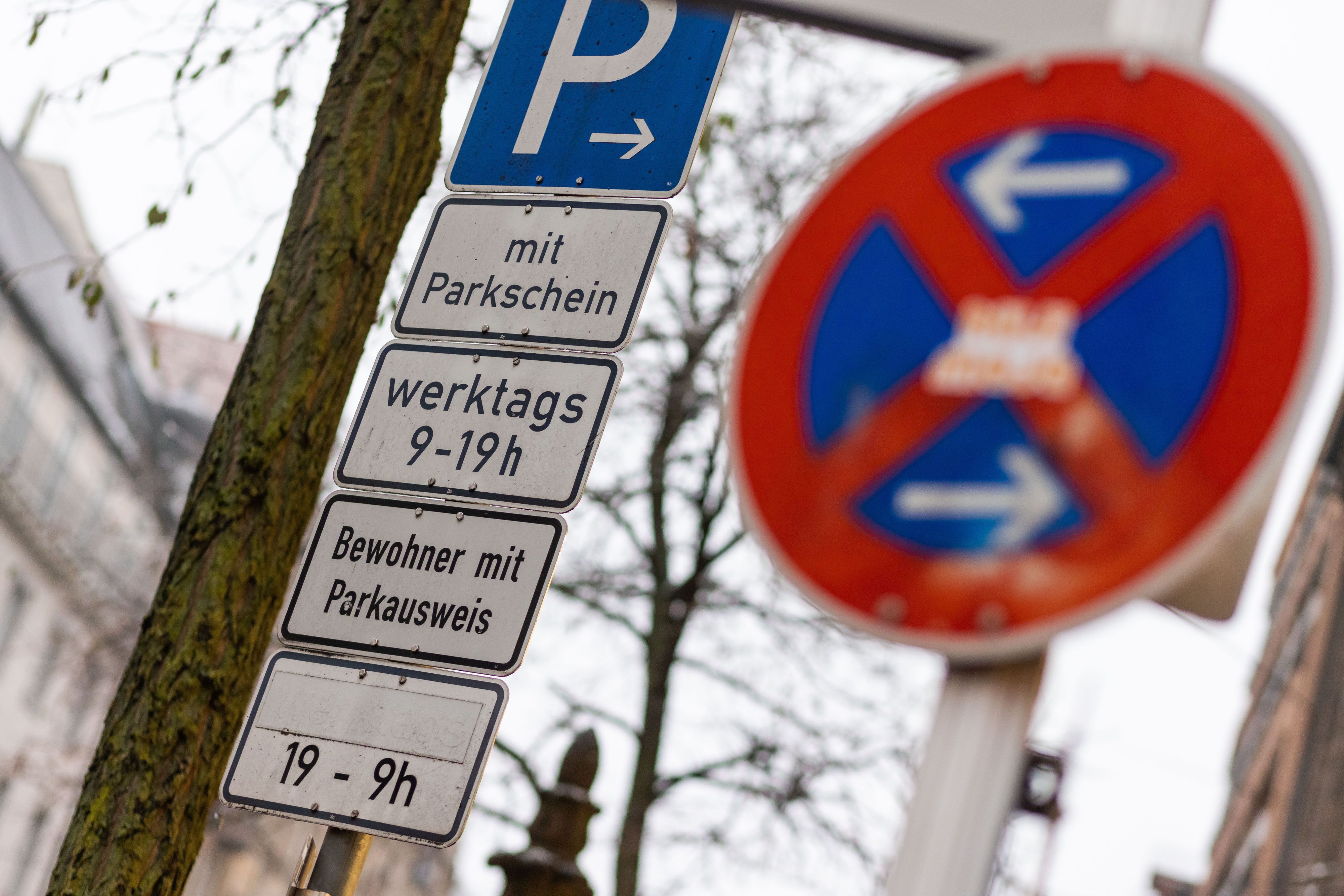 Schilder mit der Aufschrift «Parken» (l, oben nach unten), «mit Parkschein», «werktags 9-19 h», «Bewohner mit Parkausweis» stehen hinter einem Schild, das auf ein absolutes Halteverbot hinweist (Symbolbild).