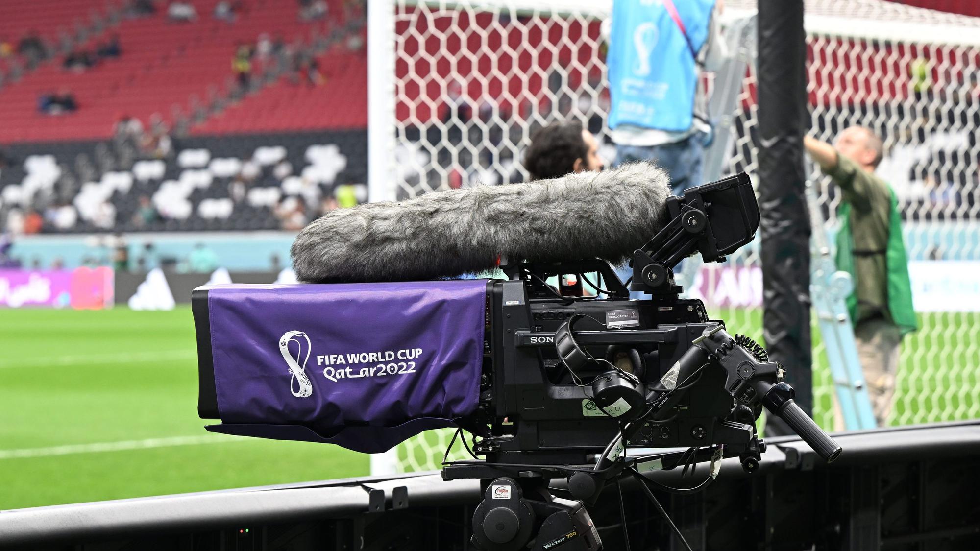 Eine TV-Kamera steht im Al-Bait Stadion.
