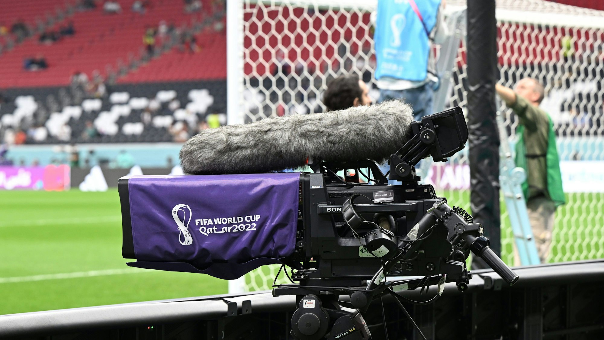 Eine TV-Kamera steht im Al-Bait Stadion.