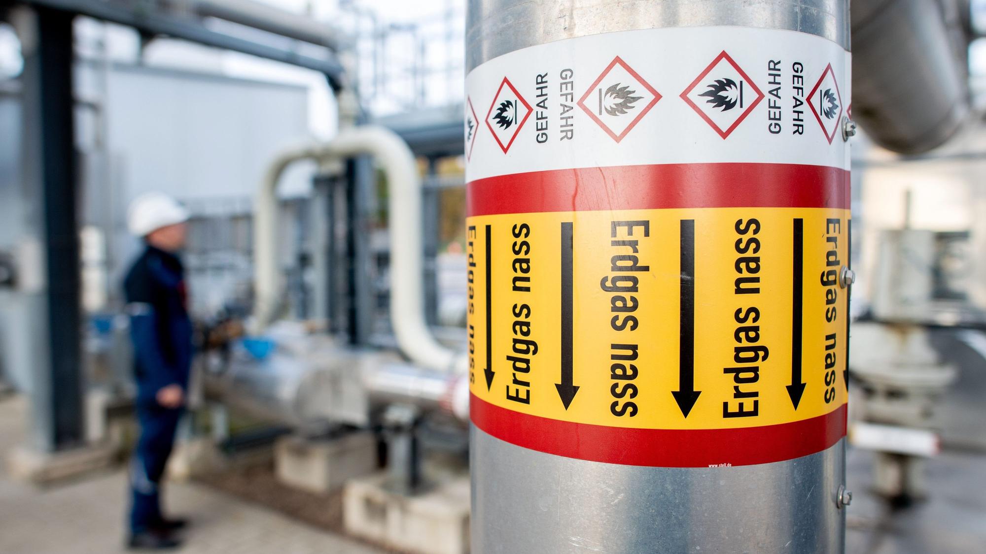 Rohre mit der Aufschrift ·Erdgas nass· verlaufen an einer technischen Anlage zur Kühlung von Erdgas auf dem Gelände des Erdgasspeichers Rehden der astora GmbH.