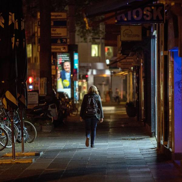 Es ist dunkel. Eine Person ist alleine unterwegs auf dem Hohenstauffenring in Köln.