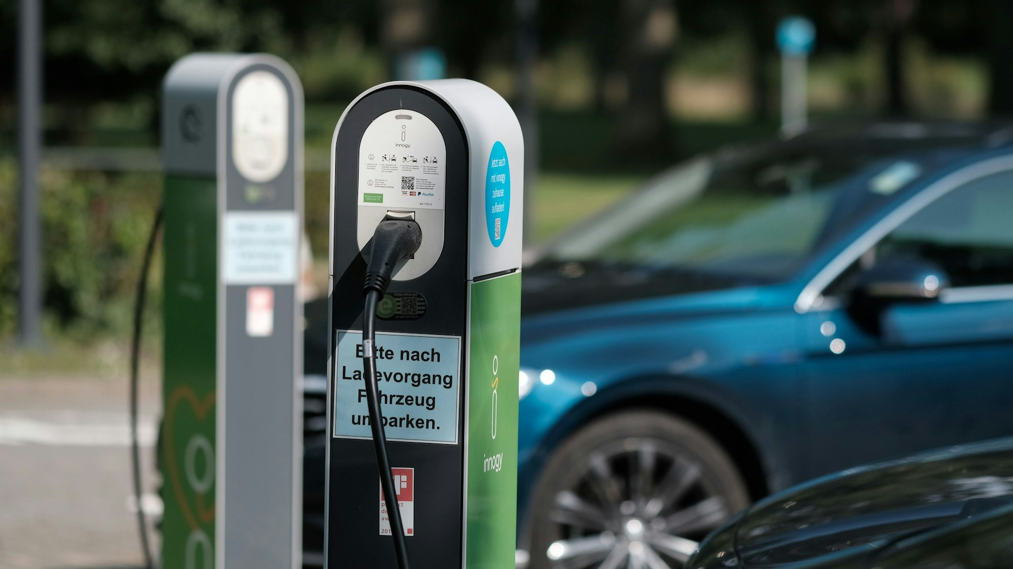 E-Autos laden an einer Ladestation.