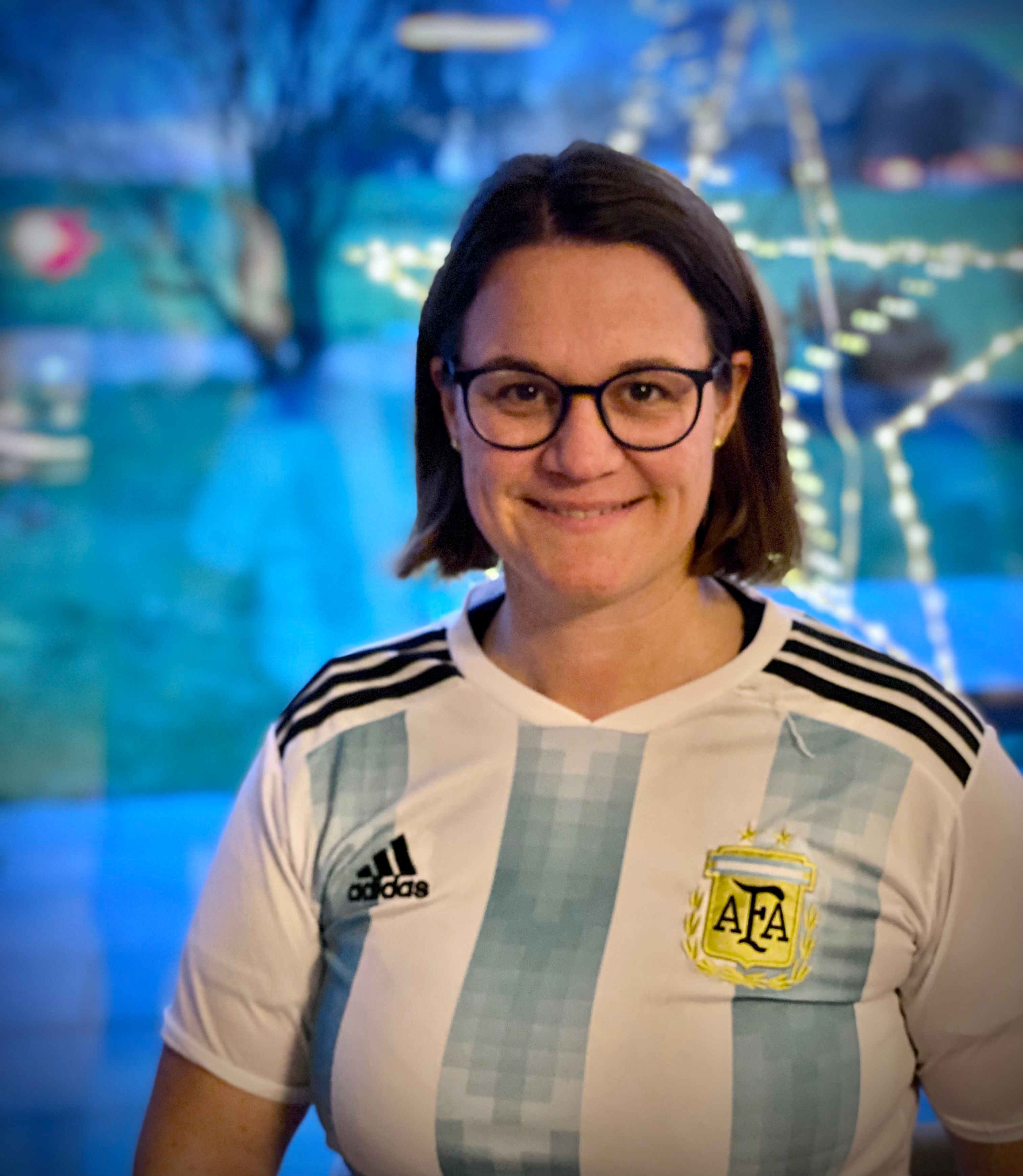 Tina Hartmann steht im Argentinientrikot vor einer Fensterscheibe.