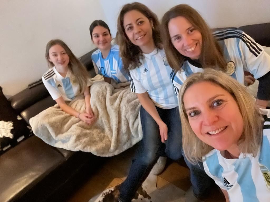 Die Familie Hahne schaut in Argentinien-Trikots in die Kamera.