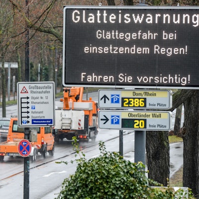 Köln: Auf einer LED-Tafel werden Aufofahrer vor der Glatteisgefahr durch überfrierenden Regen gewarnt. Hinweistafel an der Rheinuferstraße in Höhe Kap am Südkai. (Archivbild)