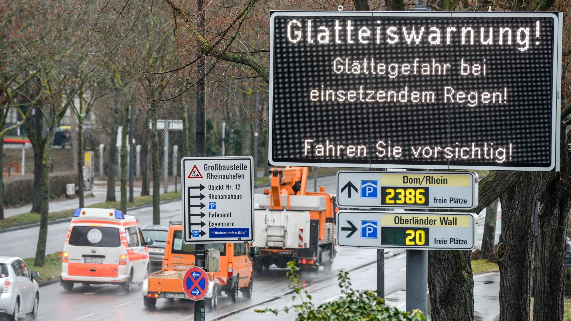 Auf einer LED-Tafel werden Autofahrer vor der Glatteisgefahr durch überfrierenden Regen gewarnt. Hinweistafel an der Rheinuferstraße in Höhe Kap am Südkai.