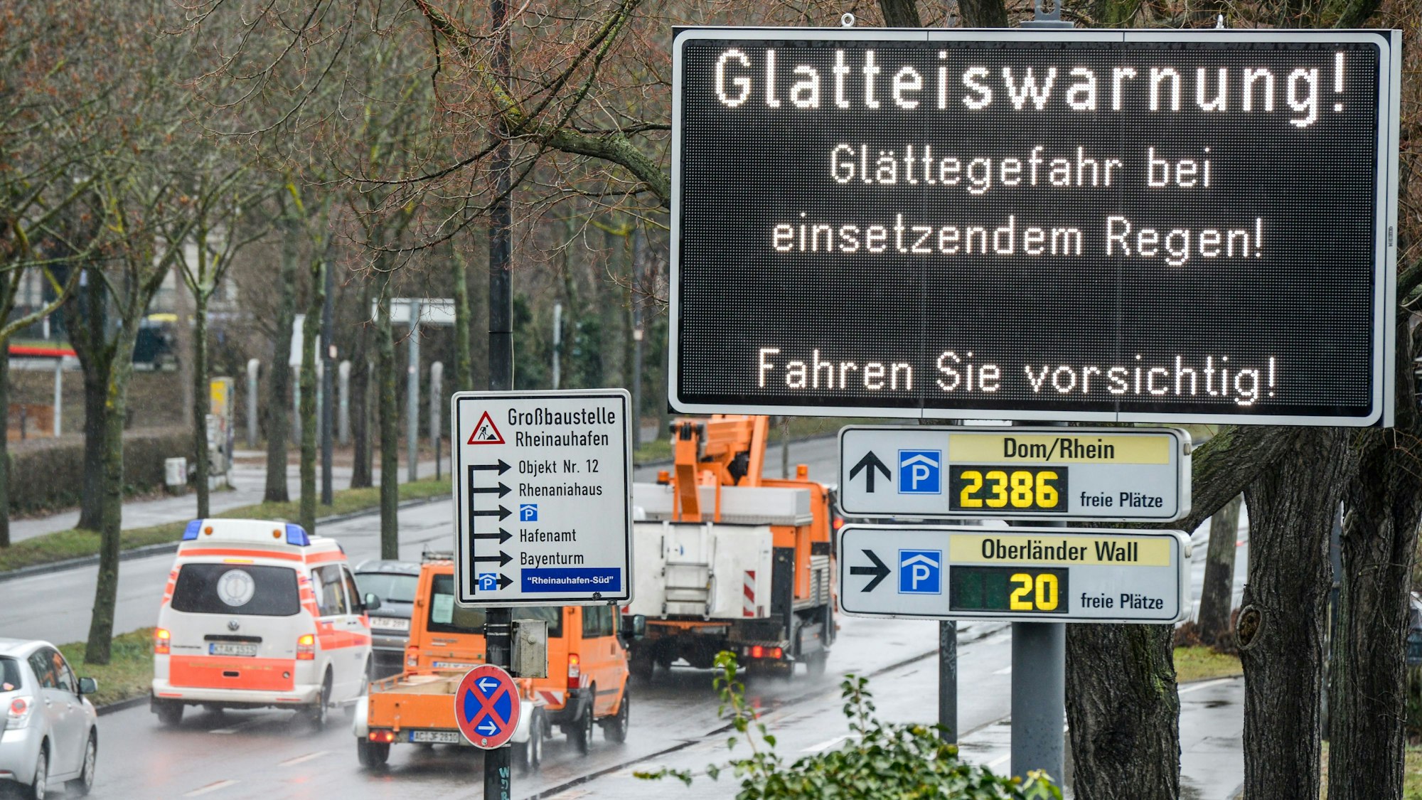Auf einer LED-Tafel werden Autofahrer vor der Glatteisgefahr durch überfrierenden Regen gewarnt. Hinweistafel an der Rheinuferstraße in Höhe Kap am Südkai.
