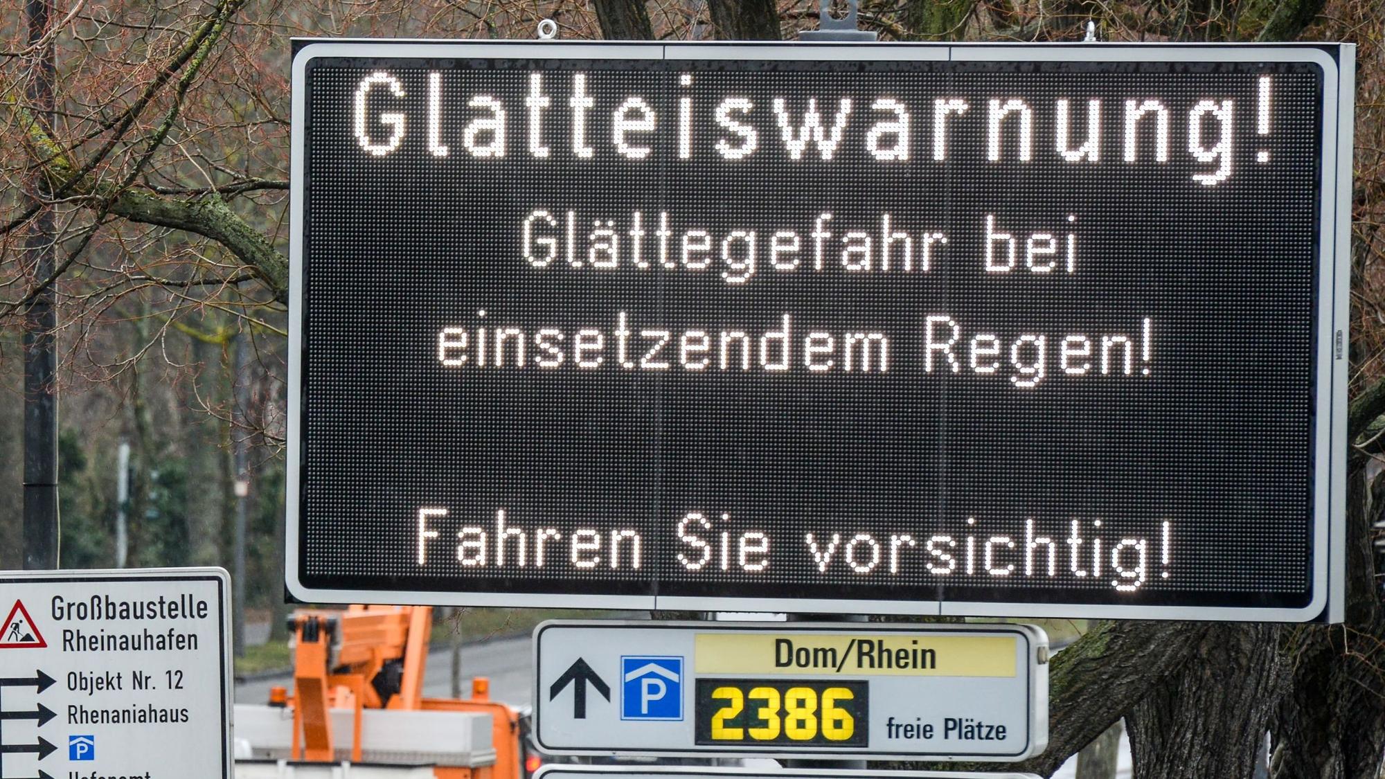 Köln: Auf einer LED-Tafel werden Aufofahrer vor der Glatteisgefahr durch überfrierenden Regen gewarnt. Hinweistafel an der Rheinuferstraße in Höhe Kap am Südkai. (Archivbild)