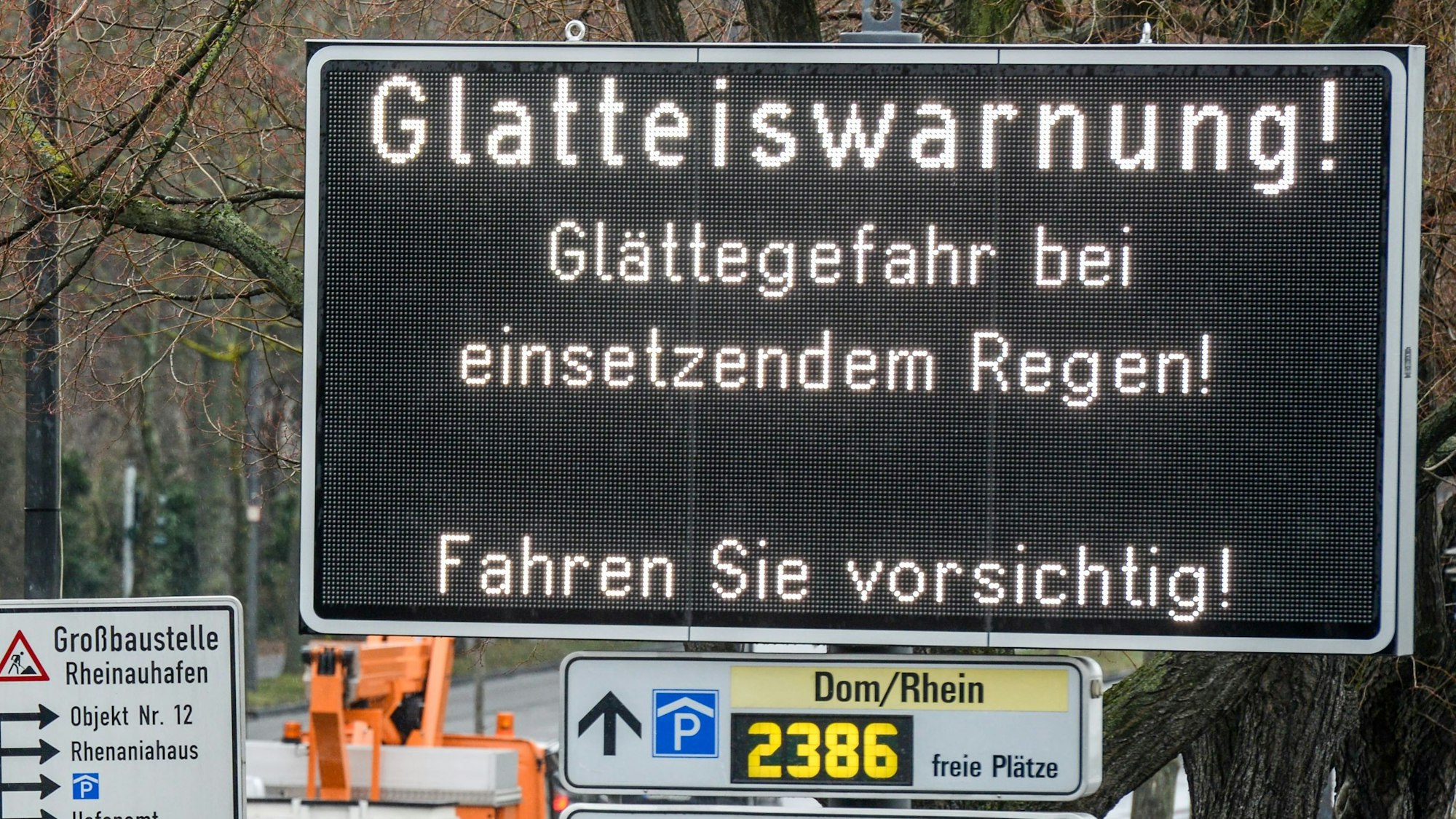 Köln: Auf einer LED-Tafel werden Aufofahrer vor der Glatteisgefahr durch überfrierenden Regen gewarnt. Hinweistafel an der Rheinuferstraße in Höhe Kap am Südkai. (Archivbild)