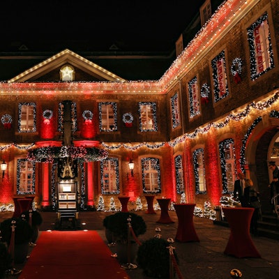 Der Innenhof der Wolkenburg ist mit zahlreichen Lichterketten sowie roten Scheinwerfern beleuchtet. An allen Fenstern hängen Girlanden.