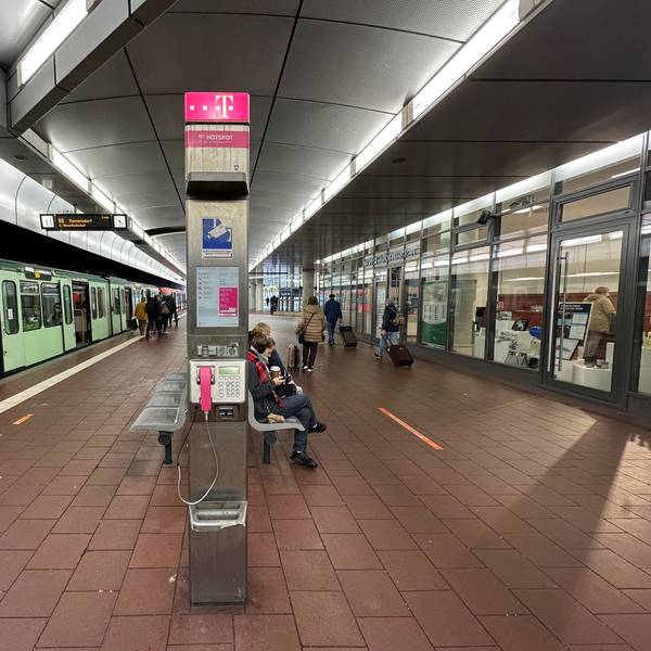 Eine Straßenbahn am Bahnhof Siegburg.