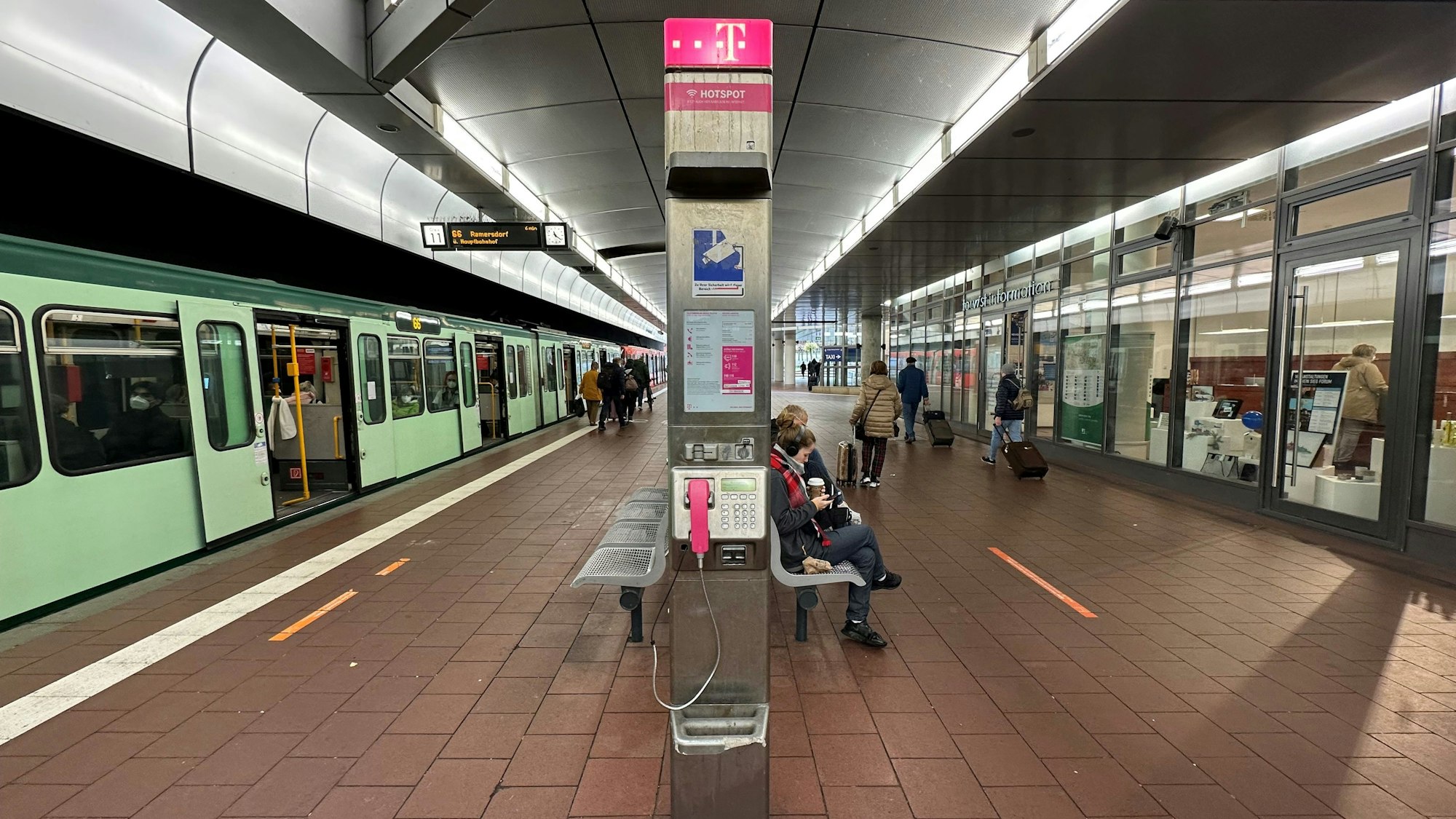 Eine Telefonzelle steht auf einem Gleis der Linie 66 im Siegburger Bahnhof.