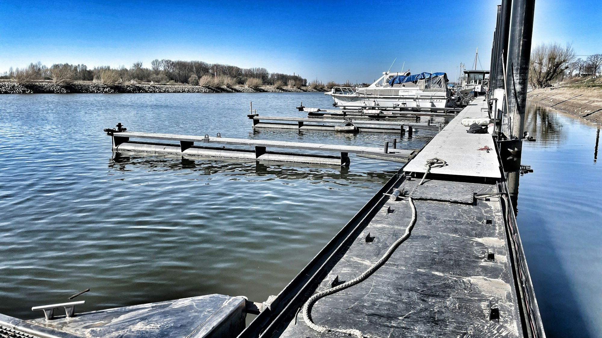 Erneuerte Steganlage im Hitdorfer Hafen