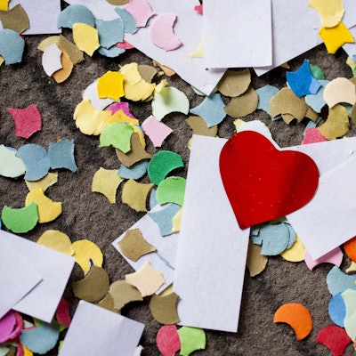 Ein Herz und Konfetti liegen auf dem Boden
