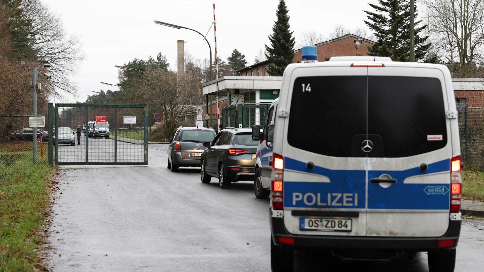 Mit Durchsuchungen in Nordrhein-Westfalen, Niedersachsen und den Niederlanden geht die Polizei seit dem frühen Dienstagmorgen gegen den Handel mit illegalen Feuerwerkskörpern vor.