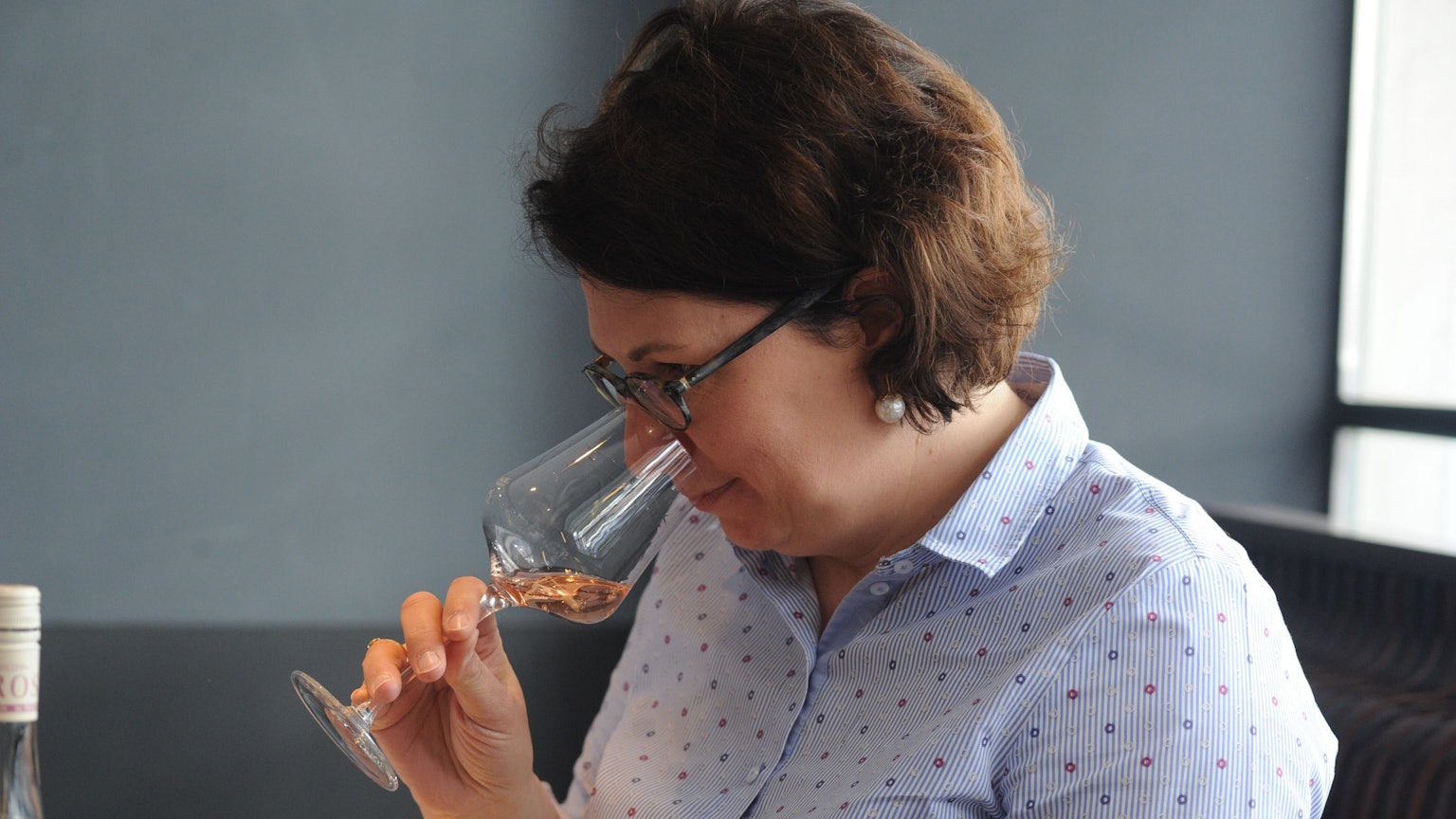 Die Wein-Expertin Romana Echensperger testet einen Roséwein.