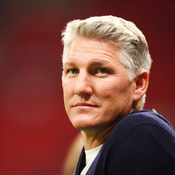 Der ehemalige deutsche Nationalspieler Bastian Schweinsteiger steht vor einem Spiel als TV-Experte am Platz.