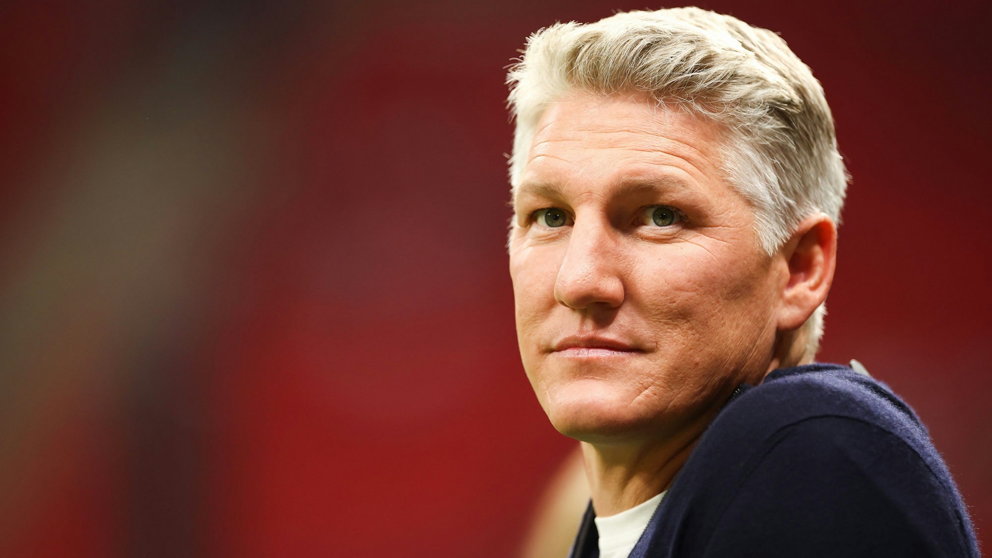 Der ehemalige deutsche Nationalspieler Bastian Schweinsteiger steht vor einem Spiel als TV-Experte am Platz.