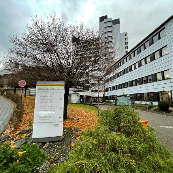 Vor dem Marienkrankenhaus in Bergisch Gladbach stehen ein Schild und ein Baum.