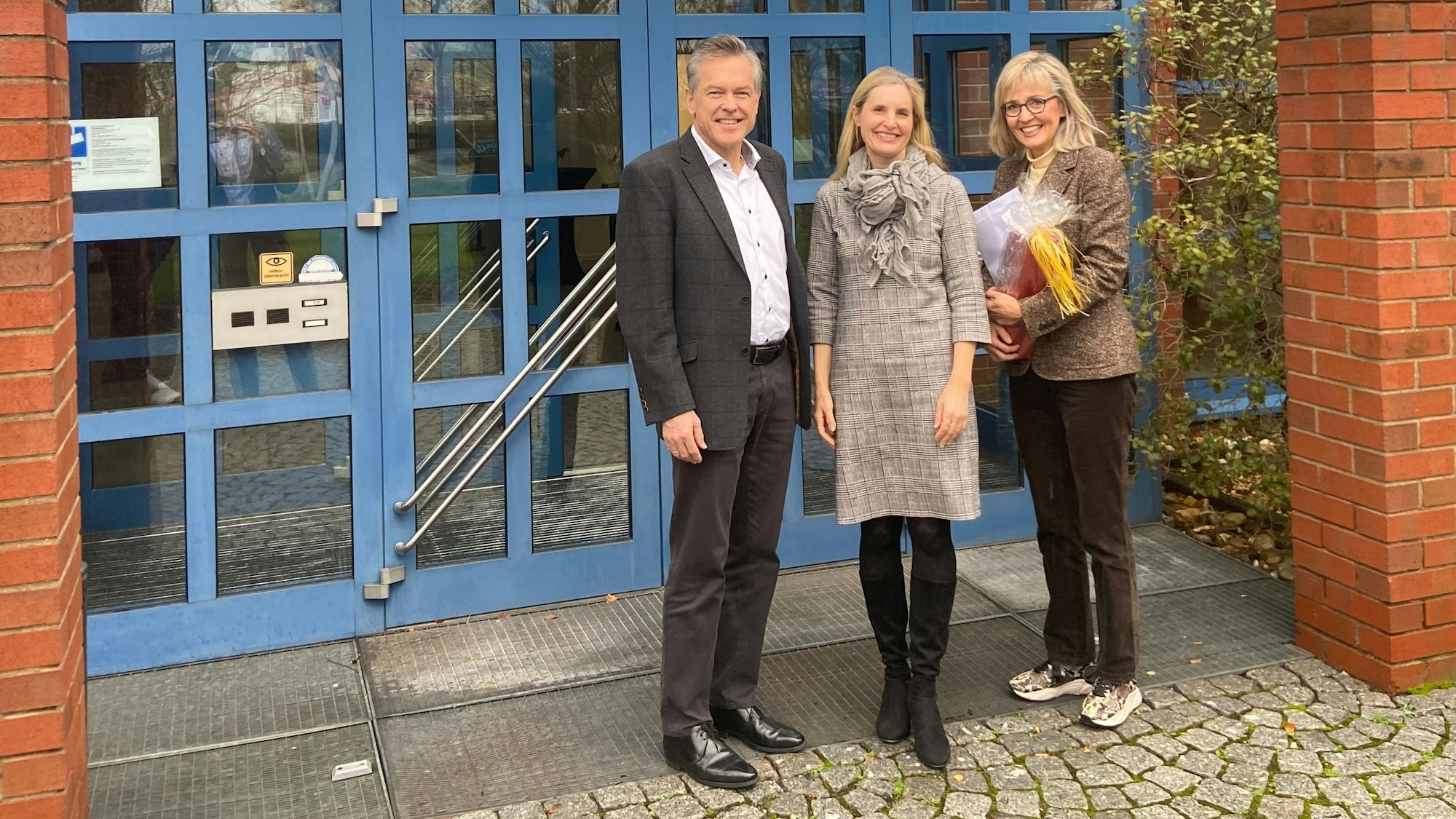 IHK Personalwechsel Dr. Uwe Vetterlein mit Ellen Lindner und Eva Babatz vor der Geschäftsstelle in Opladen