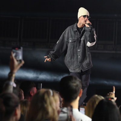 Der kanadische Sänger Justin Bieber tritt auf der Bühne des Jingle Bell Ball Music Festival in der Londoner O2 Arena auf.
