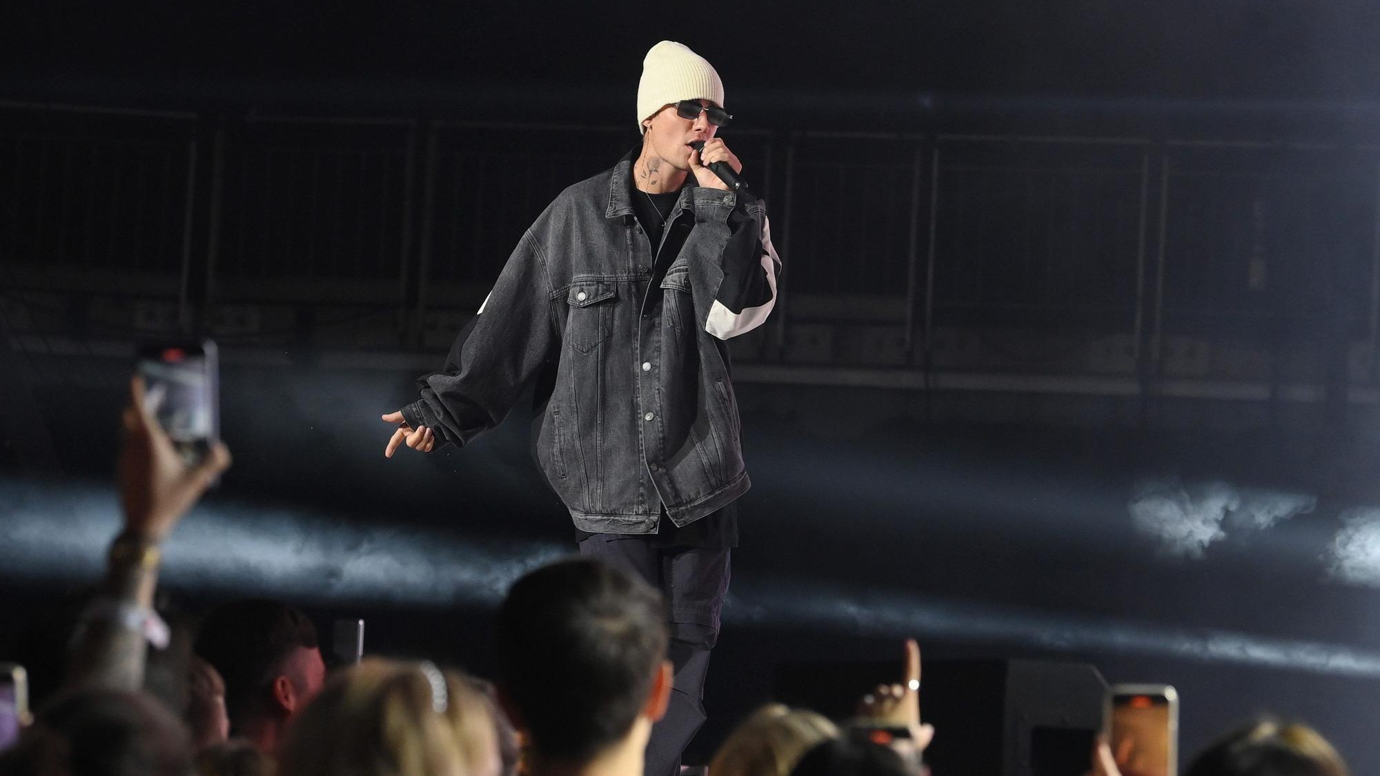 Der kanadische Sänger Justin Bieber bei einem Konzert auf der Bühne.