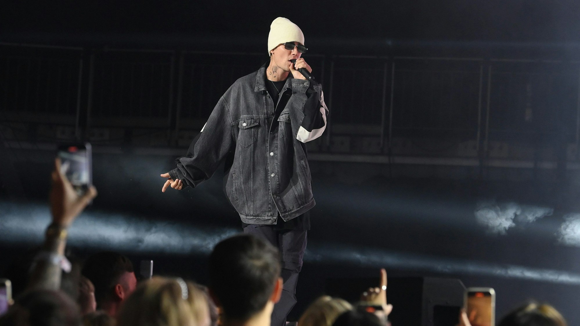 Der kanadische Sänger Justin Bieber bei einem Konzert auf der Bühne.