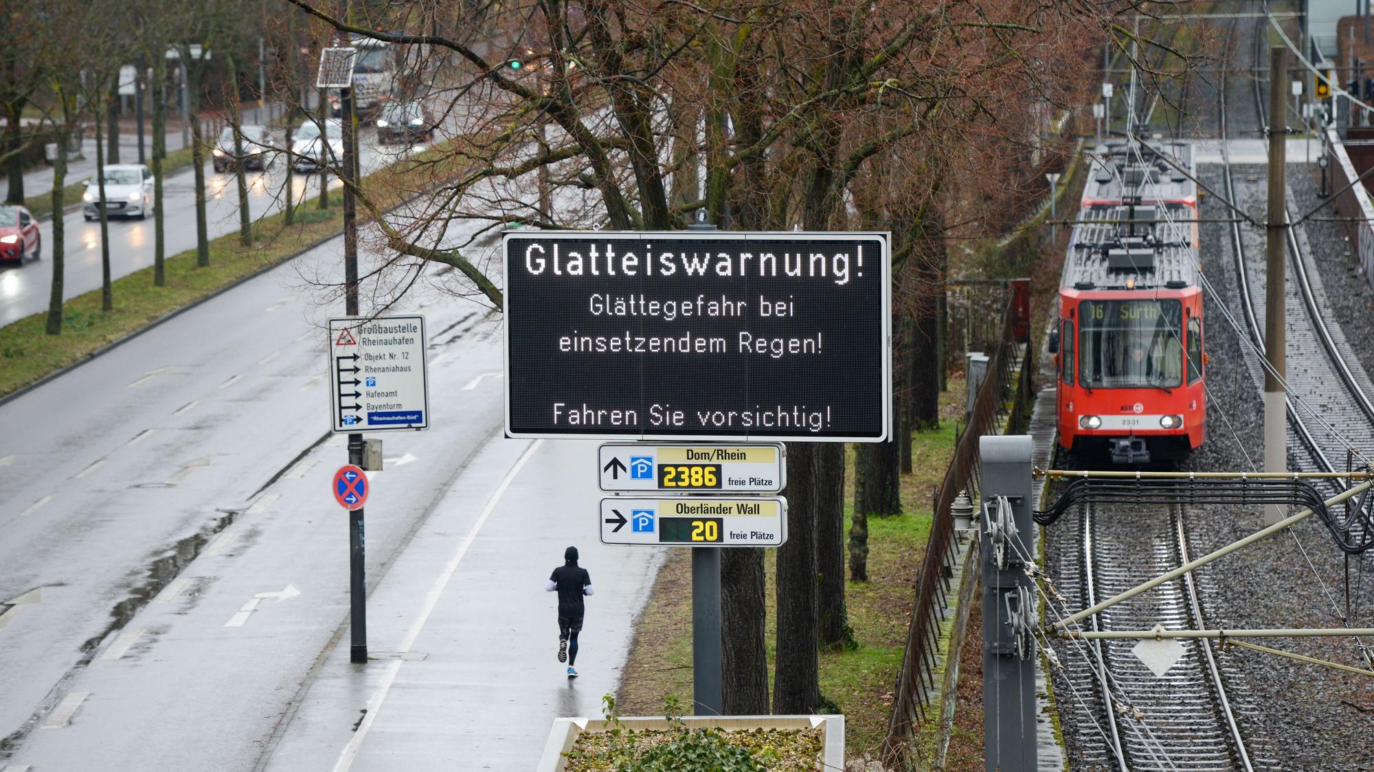 Auf einer LED-Tafel werden Autofahrer vor der Glatteisgefahr im Februar 2021 in Köln an der Rheinuferstraße in Höhe Kap am Südkai durch überfrierenden Regen gewarnt. Im Dezember 2022 werden die Kommunen im Eisregen stehengelassen.