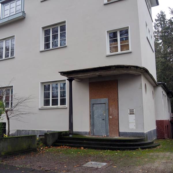 Leerstehendes Haus in Marienburg von außen.