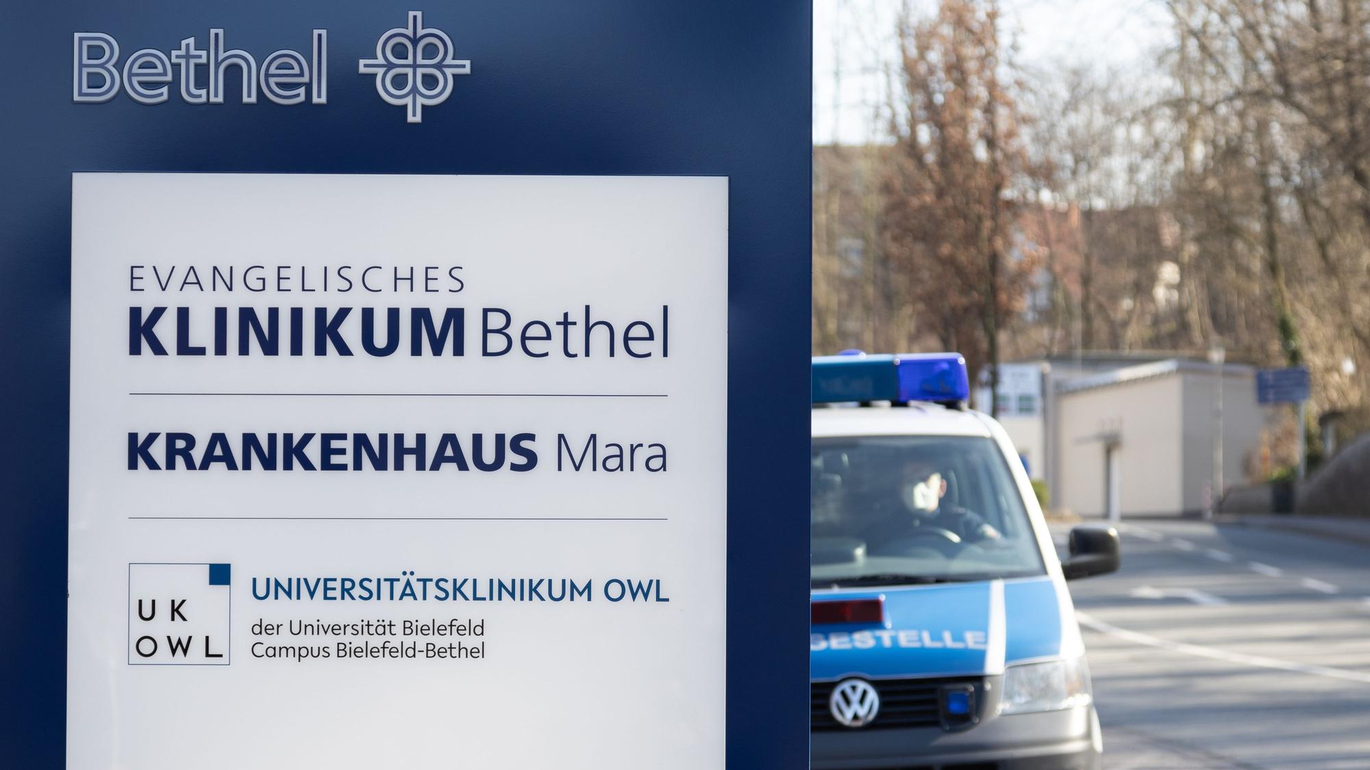 Ein Fahrzeug der Polizei steht an einem Gebäude der Geschäftsführung des Evangelischen Klinikums Bethel. Links im Bild ist die Tafel mit dem Bethel-Logo zu sehen.