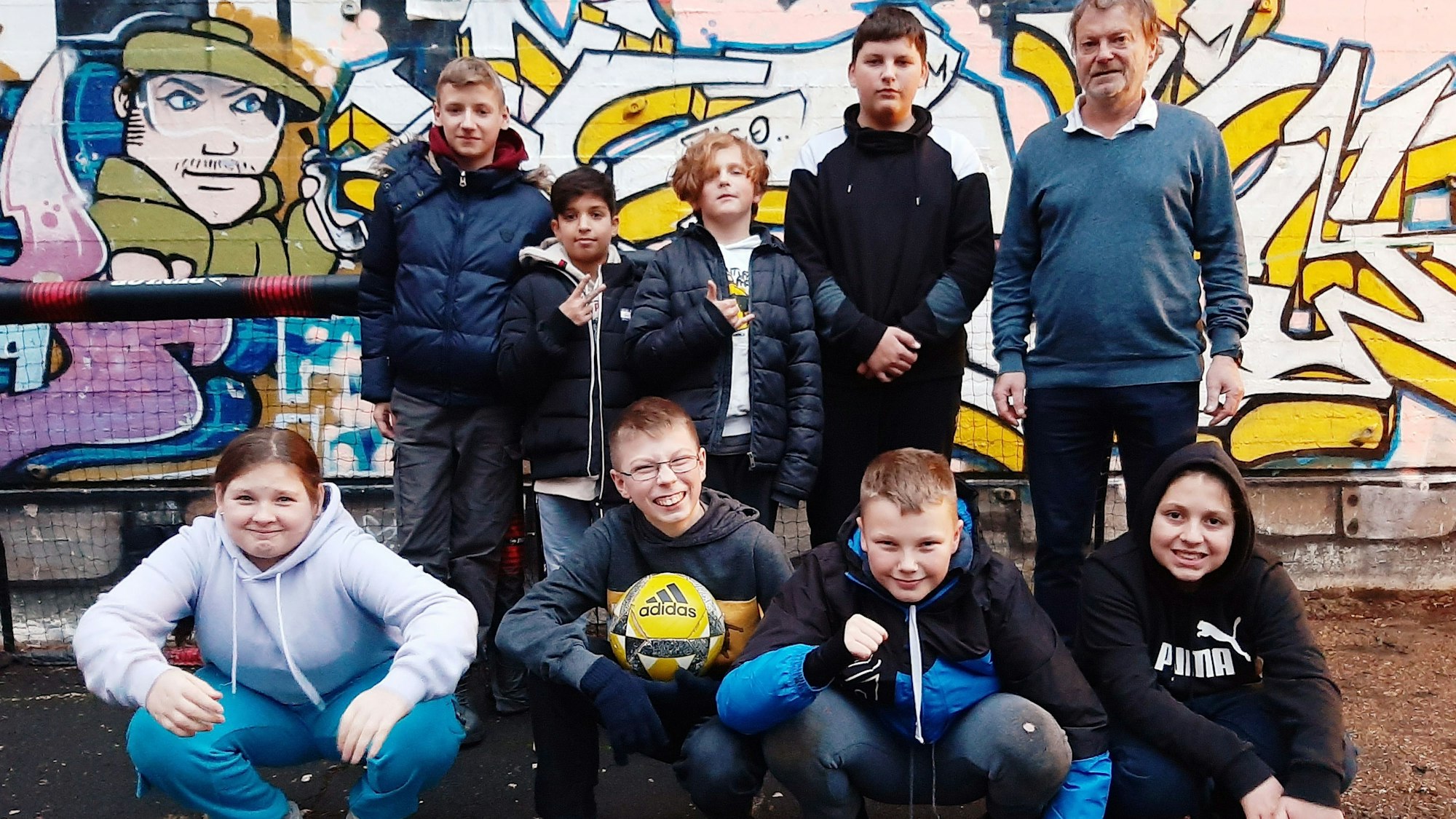 Die Mitglieder des Fußballteams aus dem Bunker Manfort: Luis, Hussam, Marvin, Silas, Reiner Hilken (hintere Reihe von links), Mia, Jeremy, Gian-Luca, Lirian (vordere Reihe von links).