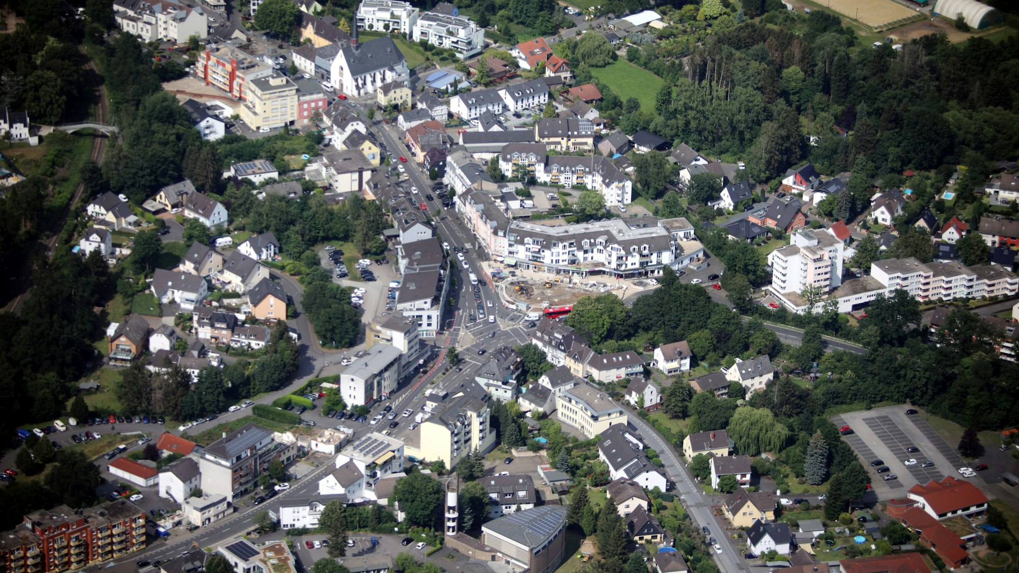Luftbild vom Rösrather Stadtzentrum.