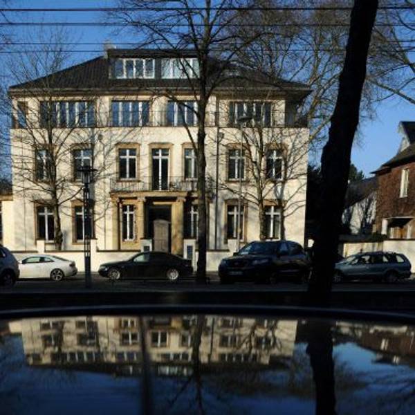 Das Bild zeigt die ehemalige Villa des Barons Kurt Freiherr von Schröder am Stadtwaldgürtel 35.