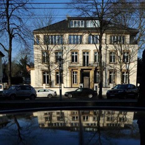 Das Bild zeigt die ehemalige Villa des Barons Kurt Freiherr von Schröder am Stadtwaldgürtel 35.