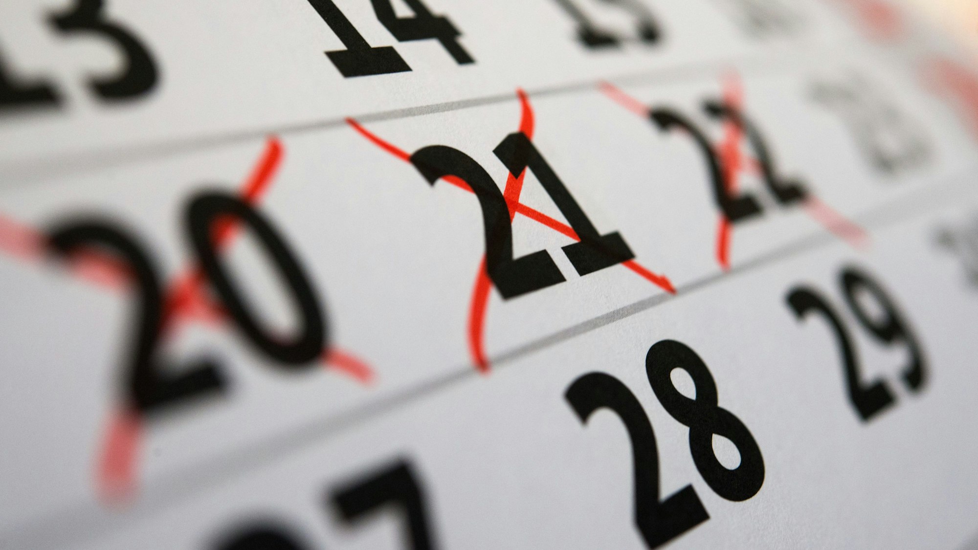 Auf einem Kalenderblatt sind mehrere Tage rot durchgestrichen.