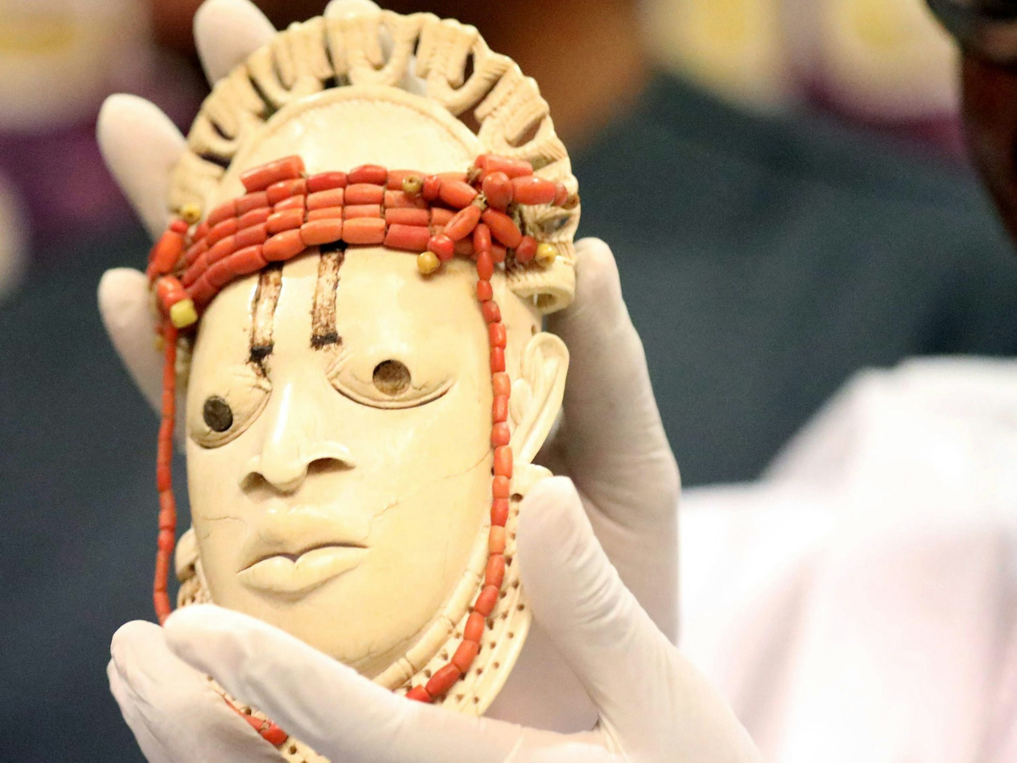 Das Artefakt aus Benin-Bronze gehört zu den Tausenden von Metalltafeln, Skulpturen und Objekten aus dem 16. bis 18. Jahrhundert, die aus dem antiken Königreich Benin geraubt wurden und in Museen und Kunstsammlungen in den USA und Europa gelandet sind und zu den schönsten afrikanischen Kunstwerken zählen.