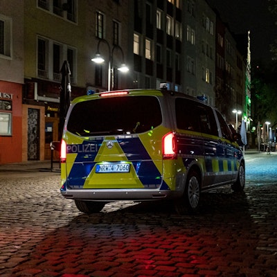 Ein Polizeiwagen fährt in der Nacht durch Köln.