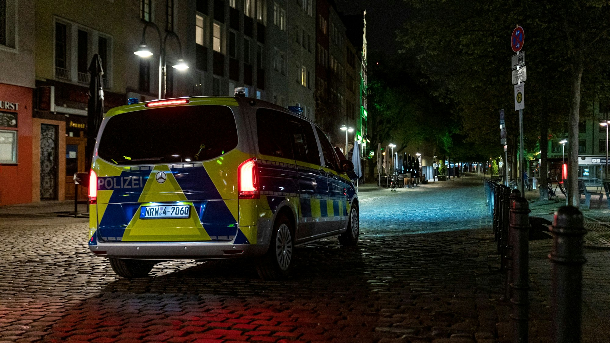 Ein Polizeiwagen fährt in der Nacht durch Köln.