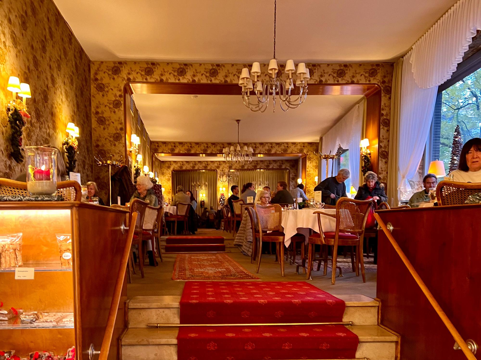 Das Café Wahlen von innen mit seinem urigen Flair und einigen Gästen.