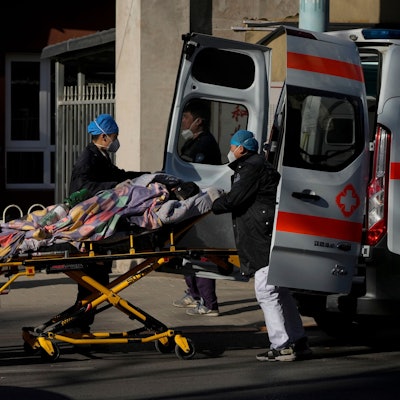 Ein Patient wird in die Fieberklinik eines Krankenhauses gebracht.