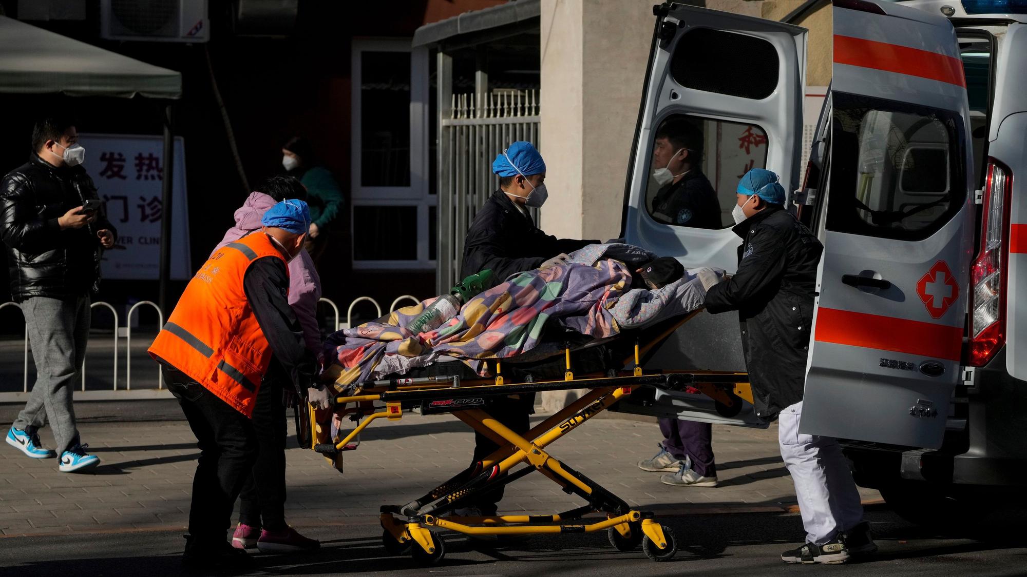Ein Patient wird in die Fieberklinik eines Krankenhauses gebracht.