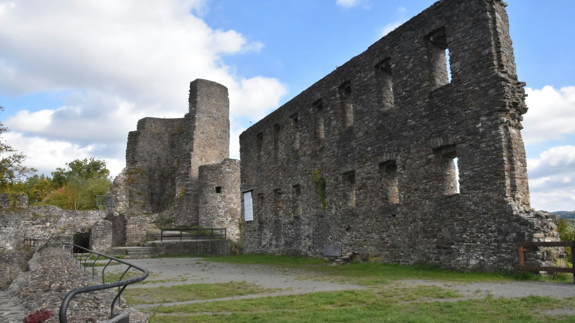Die Ruine der Burg Windeck an einem bewölkten Tag.