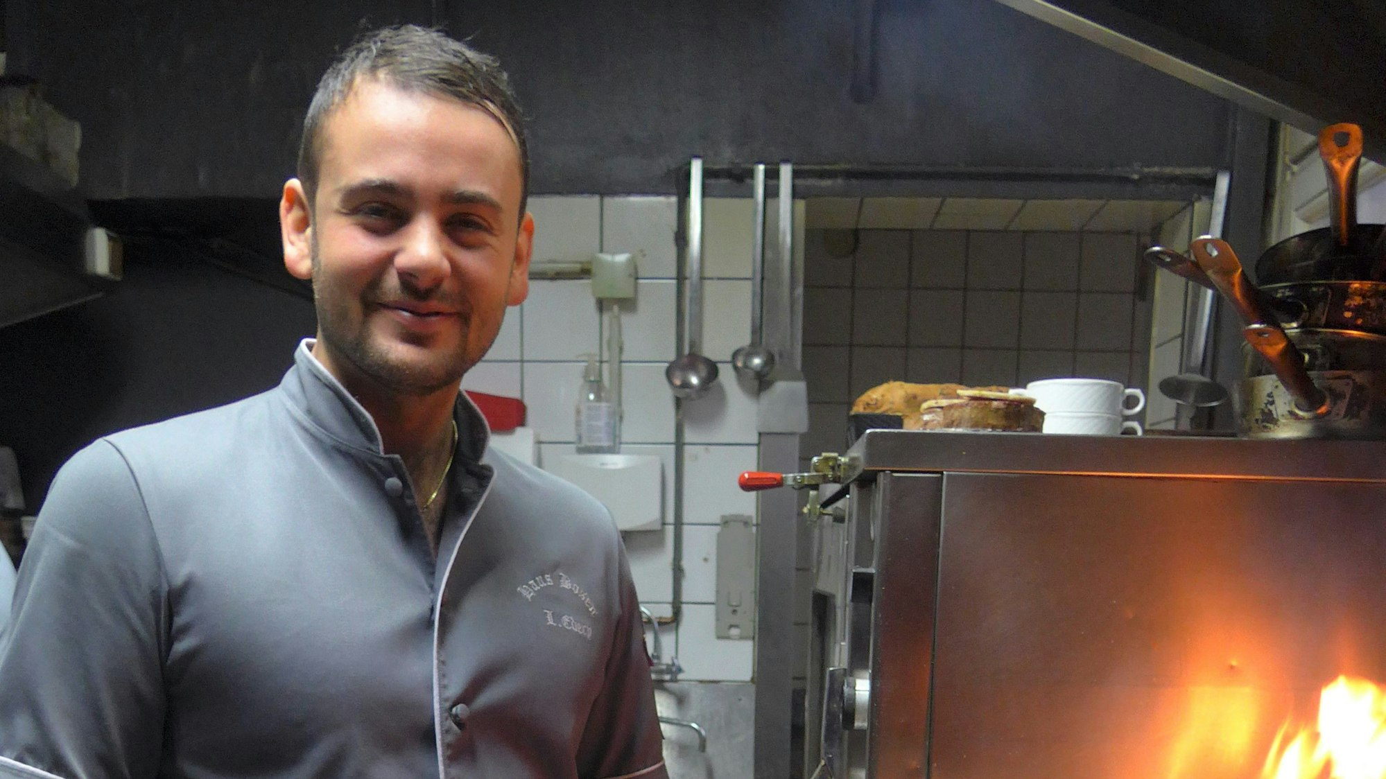 Leon Edery steht in einer Küche.