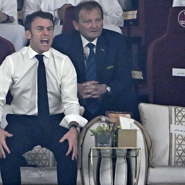 Ohne Sakko und mit hochgekrempelten Ärmeln: Frankreichs Präsident Emmanuel Macron hielt es während des WM-Finals selten auf seinem Platz.