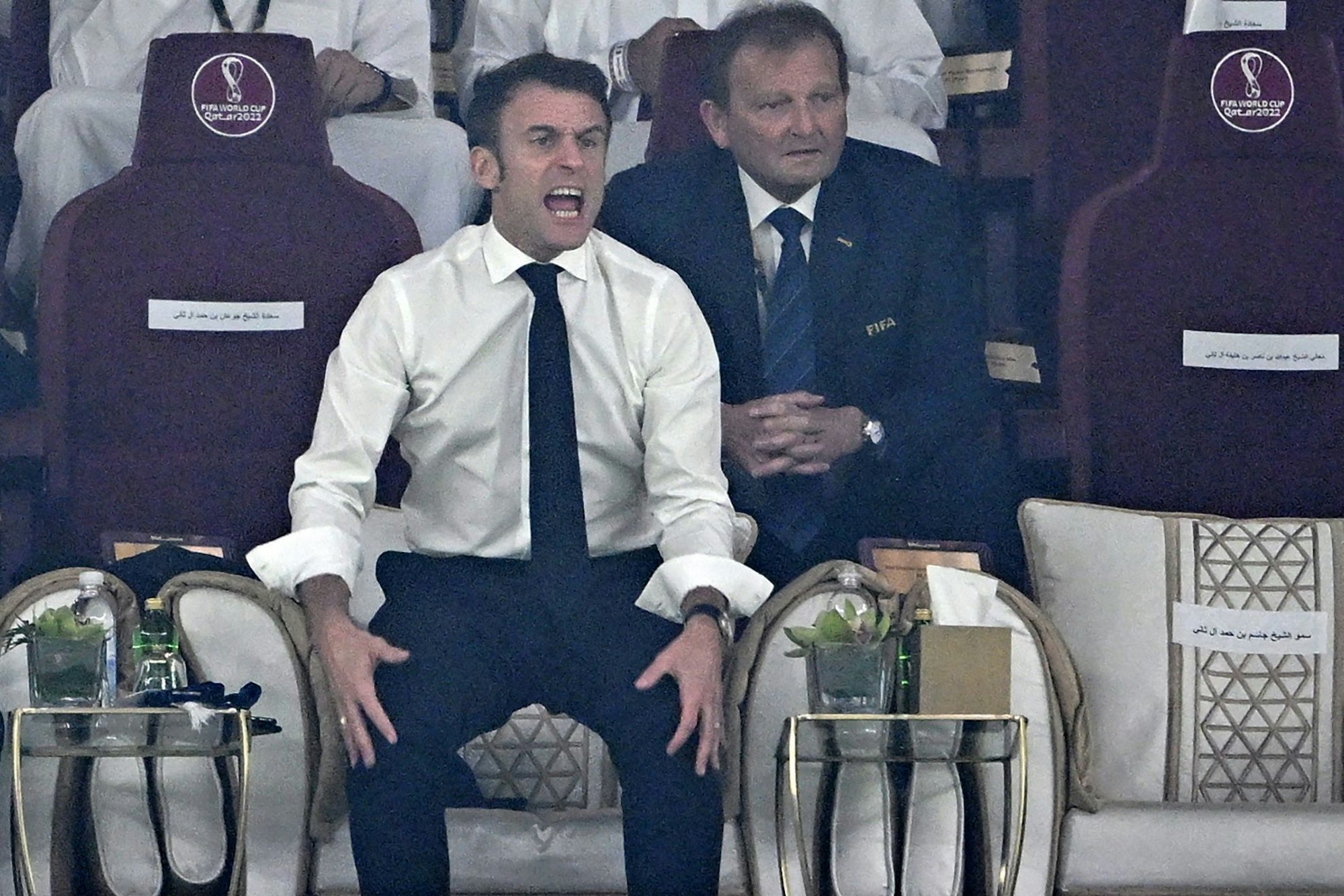 Ohne Sakko und mit hochgekrempelten Ärmeln: Frankreichs Präsident Emmanuel Macron hielt es während des WM-Finals selten auf seinem Platz.