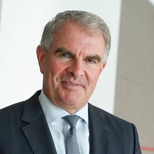 Lufthansa-Chef Carsten Spohr trägt einen Anzug und guckt in die Kamera.