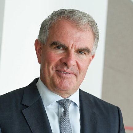 Lufthansa-Chef Carsten Spohr trägt einen Anzug und guckt in die Kamera.