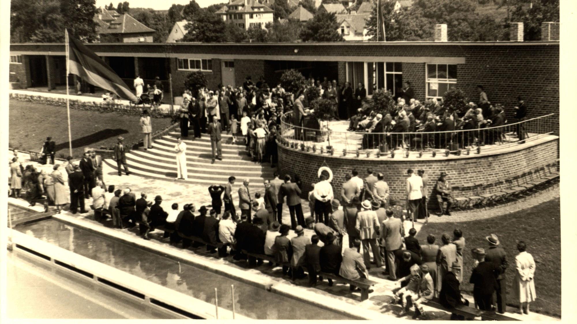 Der Eingang des Schwimmbads vor 70 Jahren.