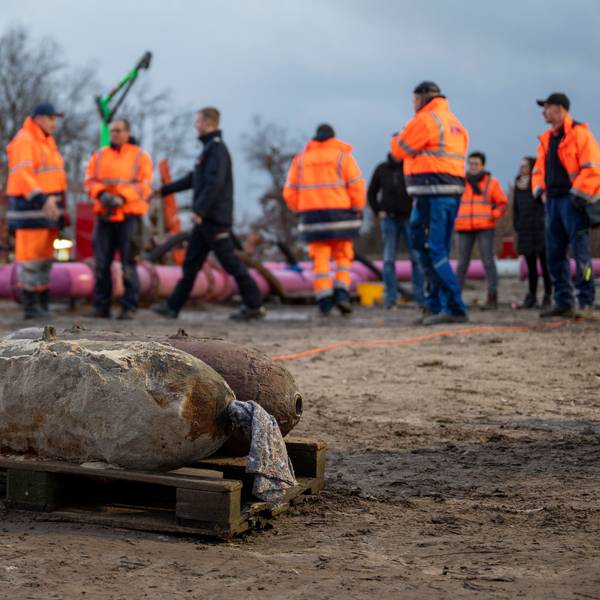 Auf einer Baustelle liegen zwei entschärfte Weltkriegsbomben, im Hintergrund sind Mitarbeitende des Kampfmittelräumdiensts zu sehen.